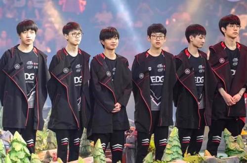 首战背景下 首战背景下