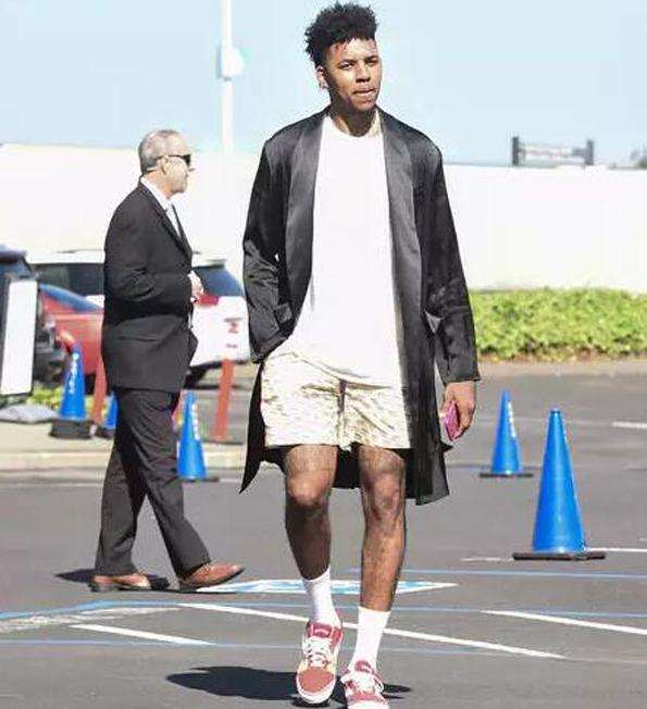 业绩预期回 业绩预期回